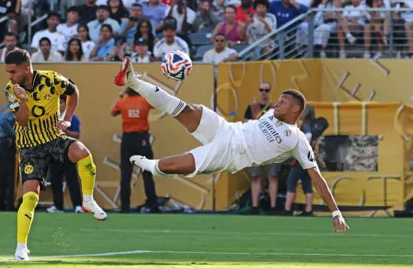 Kylian Mbappe (v belem) utegne biti na jutrišnjem obračunu Reala 
s Parižani posebej nabrušen. 