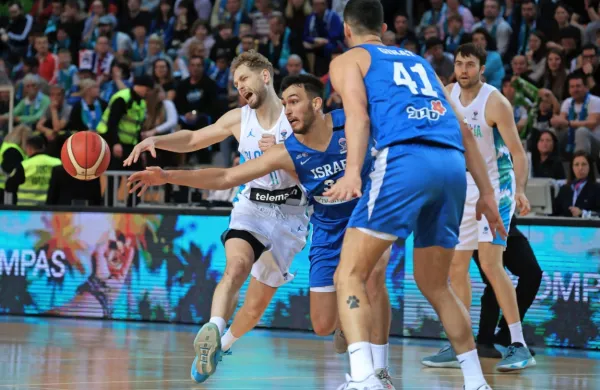 Jaka Blažič (levo) in Mike Tobey (desno) sta se od slovenskega dresa poslovila februarja letos v dvorani 
Bonifika.