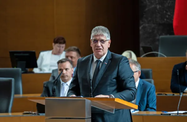 Notranji minister Boštjan Poklukar predlagateljem interpelacije 
očita površnost in zavajanje.