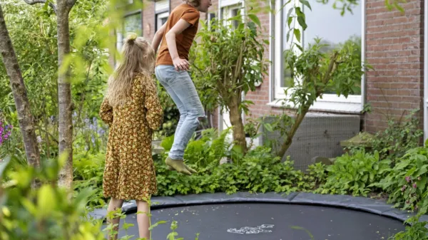 NIJZ priporoča, da otroku ali mladostniku ne dovolimo, da bi s 
trampolina skakal na tla ali na trampolinu izvajal zahtevne skoke, 
kot so premeti ali prevali v zraku.