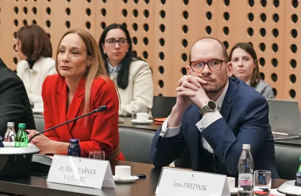 Vodja poslancev Levice Matej Tašner Vatovec je  vnovič zatrdil, da 
niso pripravljeni na umik posvetovalnega referenduma o dvigu 
obrambnih izdatkov. Da pri svoji podpori referendumu vztrajajo 
tudi poslanci SD, je potrdila poslanka in podpredsednica stranke 
Meira Hot.