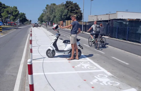  Kolesarka je  na kolesarski stezi pri Žusterni  trčila v količek, padla 
in se poškodovala. Fotografija je simbolična.