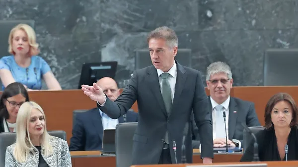 Se je Robert Golob prenaglil, ko je napovedal referendum o članstvu Slovenije v Natu?    Foto; ROBERT BALEN