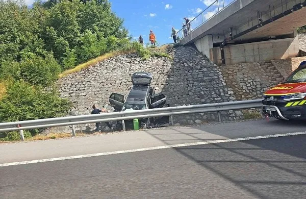 Vozilo je po trku prebilo varnostno ograjo in pristalo v jarku ob 
avtocesti.