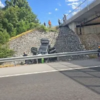 Vozilo je po trku prebilo varnostno ograjo in pristalo v jarku ob 
avtocesti.