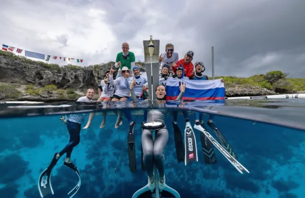 Slovenska potapljačica na vdih je na otoku Long Island na   
Bahamih za en meter izboljšala rekord iz leta 2021.