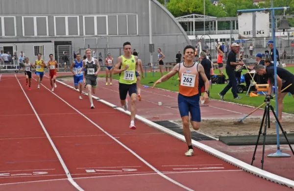 Izolan Benjamin Lakošeljac je med slovenskimi mladinci v teku na 
800 metrov razred zase. 