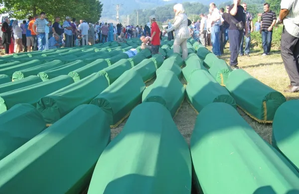 Kot vsako leto bodo na spominski dan tudi jutri pokopali 
posmrtne ostanke žrtev, ki jih še vedno najdejo v novih sekundarnih grobiščih.