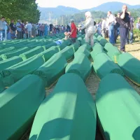 Kot vsako leto bodo na spominski dan tudi jutri pokopali 
posmrtne ostanke žrtev, ki jih še vedno najdejo v novih sekundarnih grobiščih.