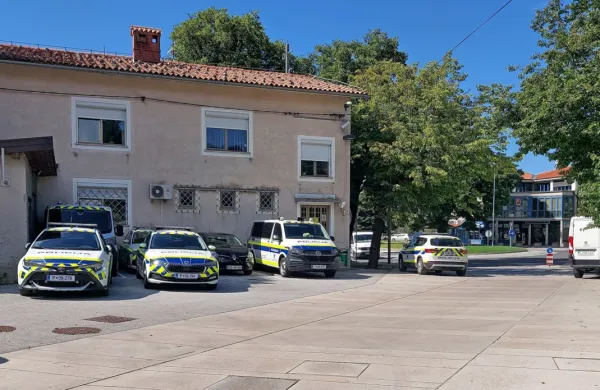 Inšpektor  je  ugotovil, da so  razmere  v  stavbi  ajdovske  policijske  
postaje  nevzdržne   in  prepovedal  uporabo prostorov.