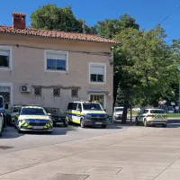 Inšpektor  je  ugotovil, da so  razmere  v  stavbi  ajdovske  policijske  
postaje  nevzdržne   in  prepovedal  uporabo prostorov.