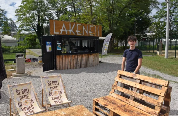 Lakeness s svojimi igrišči, barom in prireditvami spet ponuja počitniško sprostitev. 
