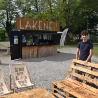 Lakeness s svojimi igrišči, barom in prireditvami spet ponuja počitniško sprostitev. 