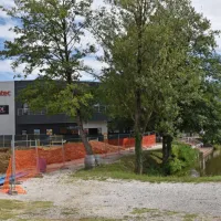 Ponudbo Lakenessa dopolnjuje tudi Spintecova restavracija Noe. 
Iz gradbišča pred njo bo nastalo skladišče, pa tudi prireditveni 
prostor.