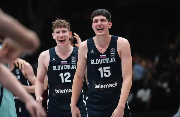 Aljaž Menič (desno) se je z reprezentančnimi soigralci veselil brona na svetovnem prvenstvu do 19 let. 
