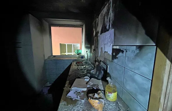 Indijska delavca sta na štedilniku pozabila večerjo. 