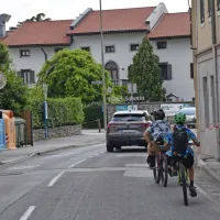 Opozorilna tabla  in naprava za merjenje hitrosti sta v prometni  situaciji z na&scaron;e fotografije povsem na mestu. Ali bo  k umirjanju  prometa pomagal &scaron;ele večerni soj sveče v spomin na koga, ki bo tu  preminil?