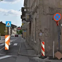 Eden od radarjev v ulici 9. korpusa je stal desno, med signalnima  količkoma.