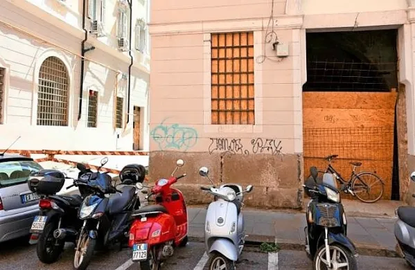 Pokojni je v zapuščeni stavbi verjetno našel zatočišče.