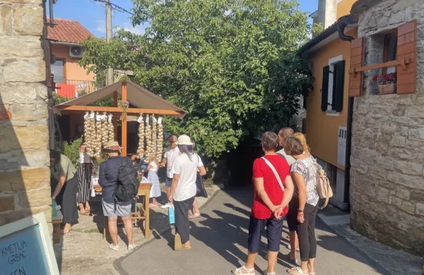 Praznik vina in česna v Novi vasi: kdor prej pride, prej oku&scaron;a
