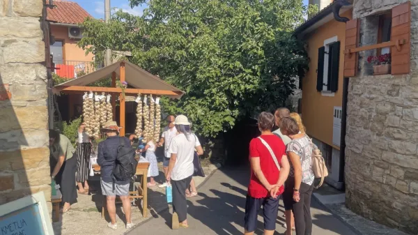 Praznik vina in česna v Novi vasi: kdor prej pride, prej oku&scaron;a