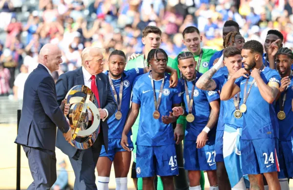 Gianni Infantino (levo) in Donald Trump sta okronala svetovne 
prvake, nogometaše Chelseaja. 