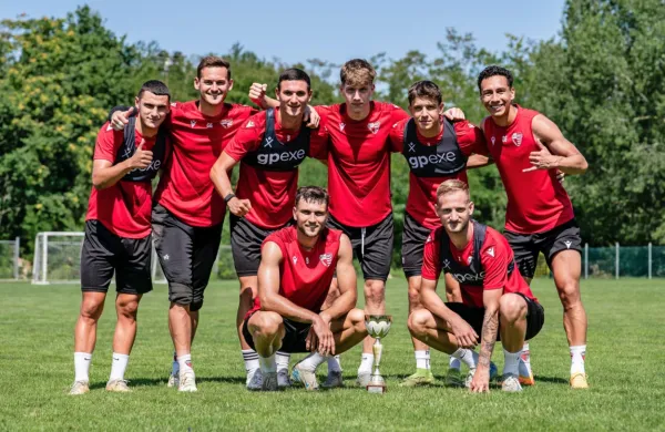 Sproščeno ozračje po včerajšnjem treningu Primorja s postavo, ki 
je v interni tekmi   osvojila  prehodni pokal Komna. 