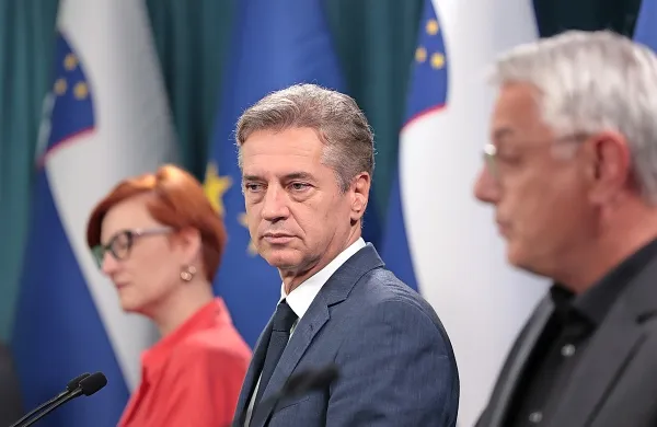 Koalicija se je spotaknila ob izdatkih za obrambo.
