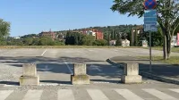    Pred vhodom na parkirišče, ki sedaj ne služi več svojemu namenu, 
je družba Terme Čatež namestila  betonske ovire. 