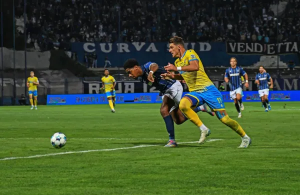 Bo Deni Jurić (desno v rumeno modrem dresu) svojo strelsko 
formo s slovenskih zelenic prenesel tudi na evropsko prizorišče?