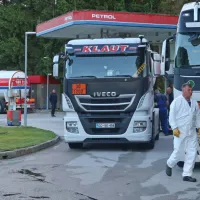 Čeprav so Petrolovi delavci včeraj ob napovedani uri odprtja 
servisa  točenje goriv šele pripravljali, je servis od včeraj dopoldne 
ponovno odprt.