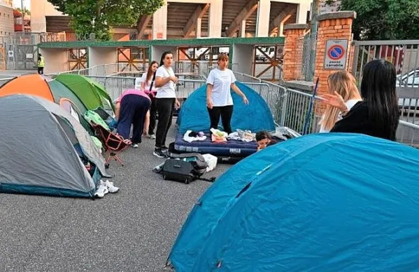 Najbolj zveste oboževalke Robbieja Williamsa so pred tržaški 
stadion Nereo Rocco prišle že v sredo popoldne.