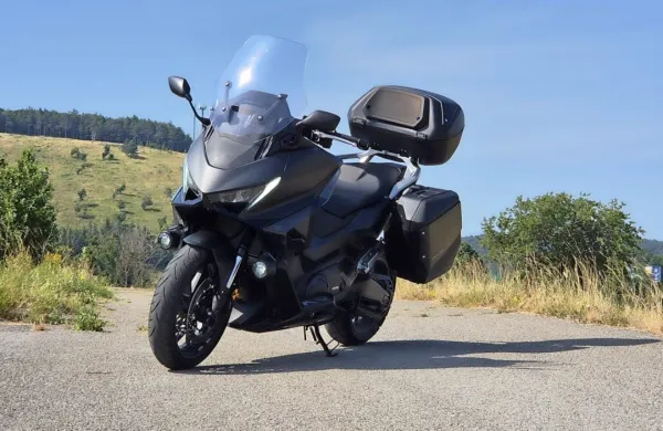 Honda NSS750 forza predstavlja vrh ponudbe maksi skuterjev pri tej znamki, zato ta i&scaron;če kupce, ki letno prevozijo več tisoč kilometrov na dveh kolesih.