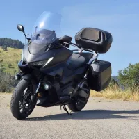 Honda NSS750 forza predstavlja vrh ponudbe maksi skuterjev pri tej znamki, zato ta i&scaron;če kupce, ki letno prevozijo več tisoč kilometrov na dveh kolesih.