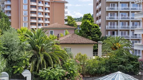 Dvonadstropna vila z bazenom v središču Portoroža je skrita v 
zavetju znanih hotelov.