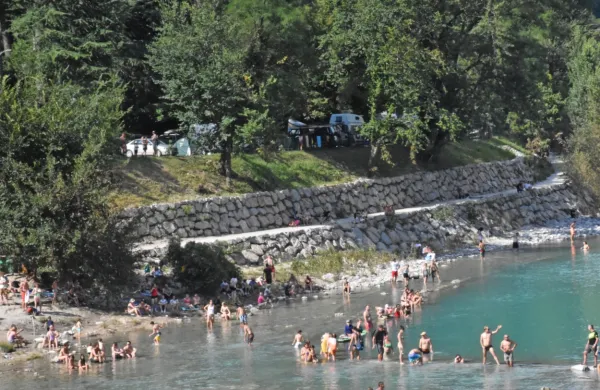 V  času prvega vročinskega vala sta bila dobro zasedena tudi kamp 
v Kanalu in njegova soška plaža.