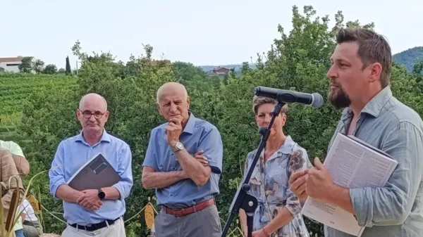 Kristian Keber nagovarja zbrane na otvoritvi nove kleti. V ozadju (z 
desne)  Tina Novak Samec (ZTKMŠ Brda), briški župan Franc Mužič 
in arhitekt Markus Klauri.