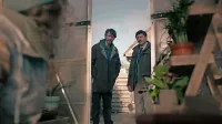 Novi zelo posrečeni igralski detektivski tandem Matthew Goode 
(levo) in Aleksej Manvelov v Netflixovi uspešnici Oddelek Q