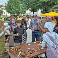 Pri prikazu   življenja in igre pastirjev običajno sodelujejo  tudi 
otroci.