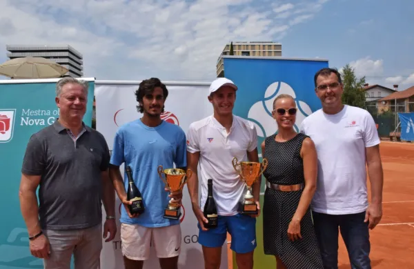 Tako so danes  turnir zaključili, od leve: podžupan Marko Tribušon, 
finalist Kasra Rahmani, zmagovalec Emilien Demanet, direktorica 
TZS Tea Starc in direktor turnirja Primož Strel.