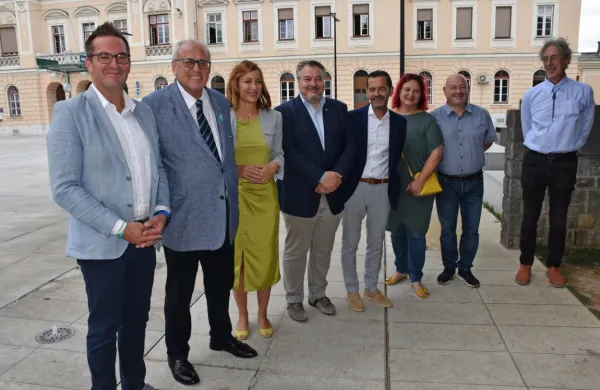 Dogodek so predstavili, od leve, župana Samo Turel in Rodolfo Ziberna, Mia Lorbek, Diego Debernardis, Giulio Daidone, Suzana Mlakar, Tomaž Horvat in pobudnik Massimo Di Giorgio.

