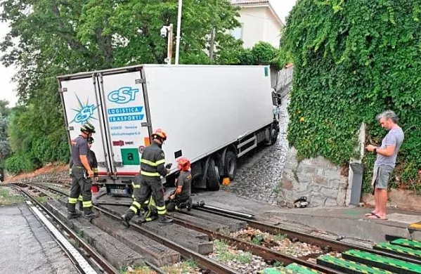 V Ulici Romagna na Škorklji, med ulicama Cantù in Ovidio, se je 
nekaj po 17. uri med prečkanjem tramvajskih tračnic zagozdil večji 
tovornjak. 