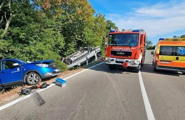 Na Krku blizu Malinske je včeraj popoldne v hudi prometni nesreči 
umrl 54-letni češki državljan.