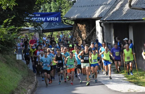 Na Bevkov vrh se je  pognalo več kot sto tekačev.