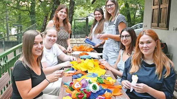 Cvetove iz krep papirja lahko ustvarjajo samo neporočena repenska dekleta.  