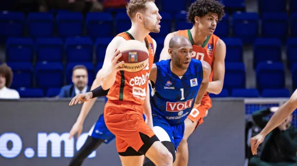 Cedevita Olimpija  (v oranžnem dresu) v ligi Aba ne more tekmovati  
s proračuni srbskih klubov in Budučnosti.