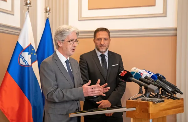 Minister za finance Klemen Boštjančič (desno) in državni sekretar 
v kabinetu predsednika vlade in vodja službe za obnovo po 
poplavah Boštjan Šefic