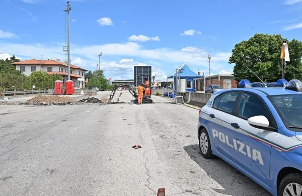 Pri Fernetičih so začeli s popravljanjem cestišča in z asfaltiranjem