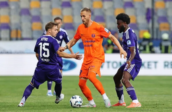 Andrej Kotnik (z žogo) bo adut Celjanov tudi na evropski poti, ki jo 
Mariborčani (v vijoličastih dresih) začenjajo na Madžarskem. 