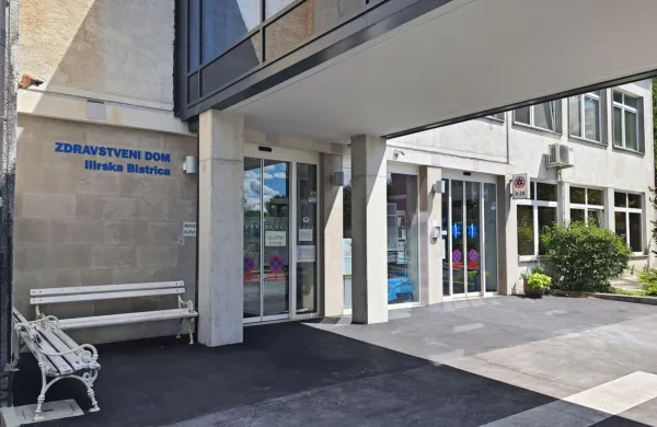 Osebje bistriške urgence je v petek popoldne doživelo neprijetno 
izkušnjo.   57-letniku po padcu s kolesom oskrbeli rane,  nato  pa jih  
je   začel žaliti in jim groziti.